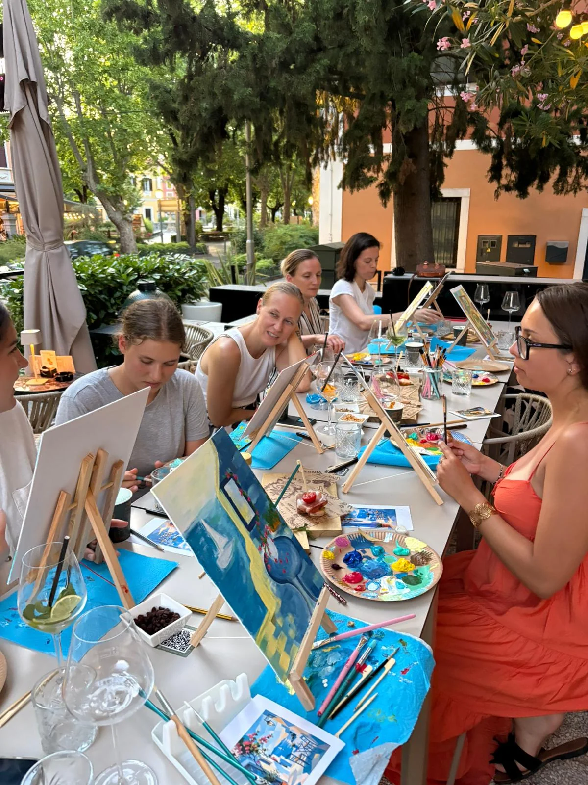 Udeleženke ustvarjalne delavnice Sip & Paint društva MYND